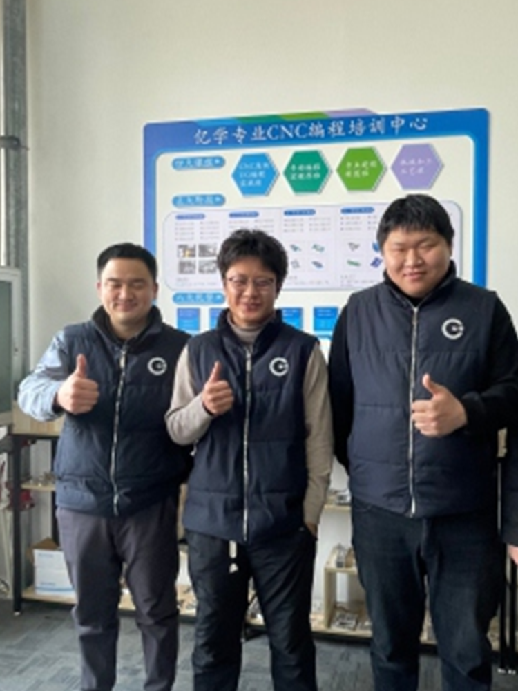 亿学26岁出国回来深造的宋同学